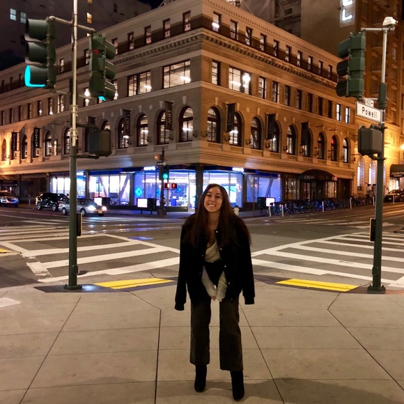 Meet your Posher, Monica - Picture 1 of 4